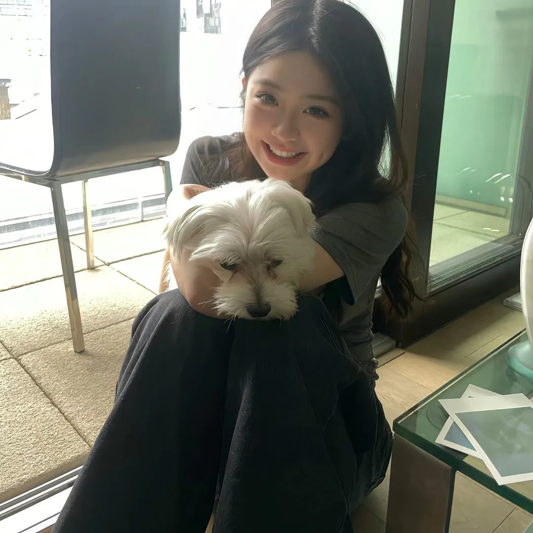 落在她身边